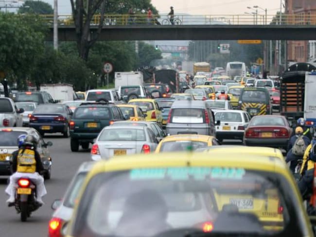 Caos de movilidad en Avenida Ciudad de Cali en Bogotá por accidente