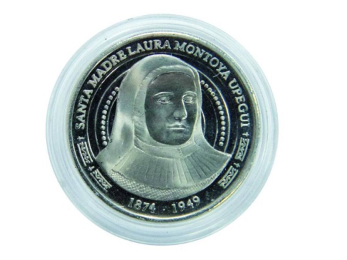 Largas filas para obtener monedas de la Madre Laura