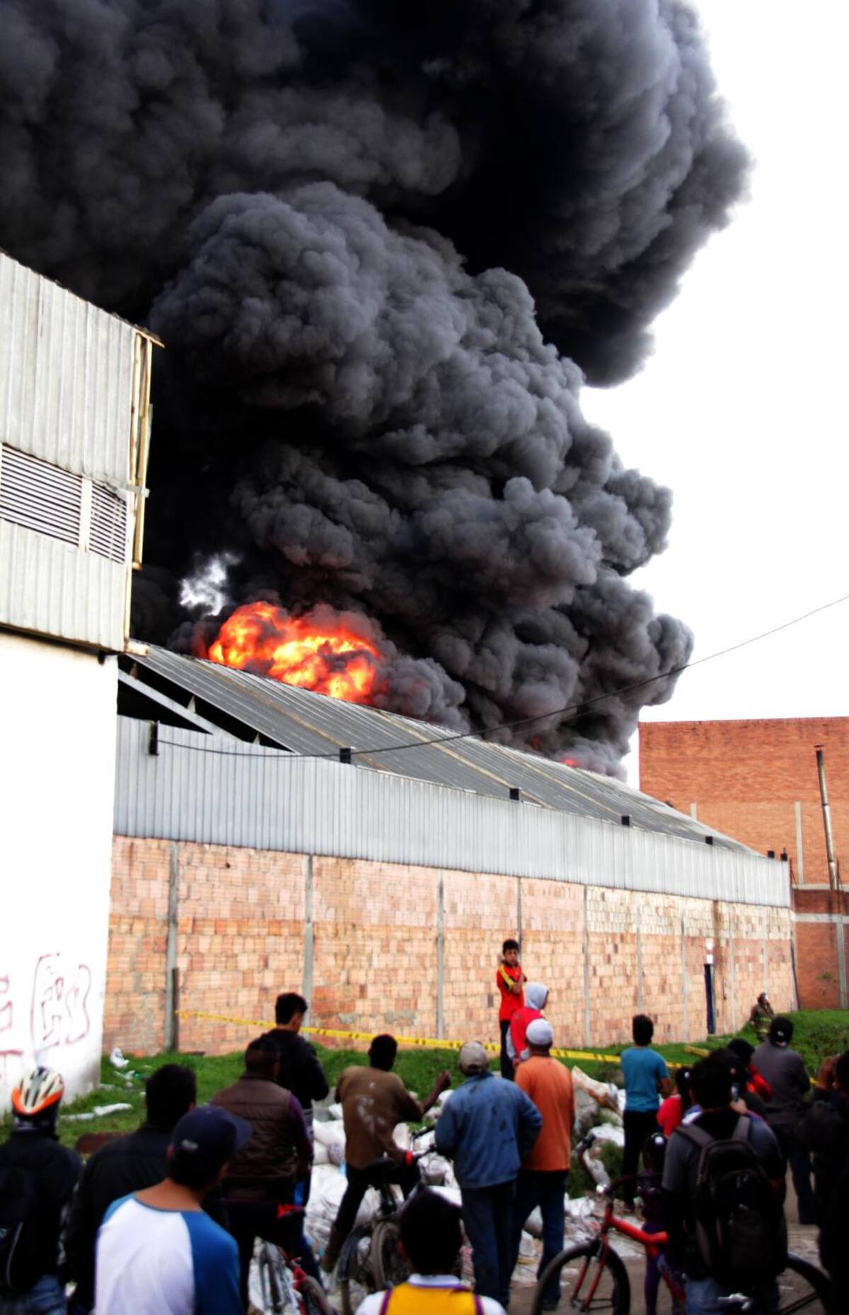 La conflagración afectó los vuelos en el aeropuerto El Dorado, por las capas de humo que se concentraron. Por fortuna no hay víctimas.