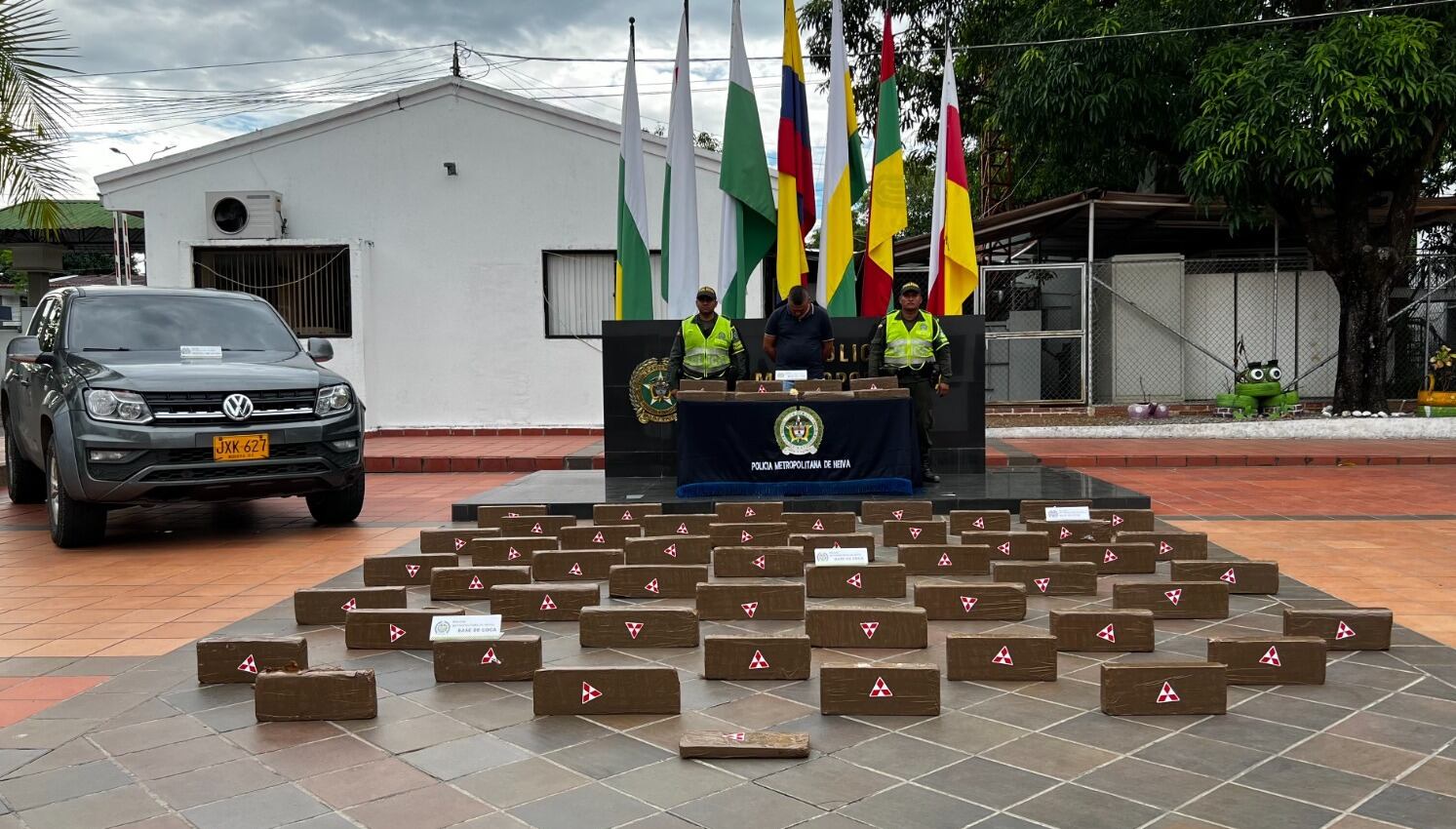 Erik Mauricio Javela quien presenta una sentencia condenatoria por el delito de Porté Ilegal de armas de Fuego, fue dejado a disposición de autoridad competente por el delito de Tráfico, fabricación o porte de estupefacientes, donde un juez de control de garantías, decidió cobijarlo con medida de aseguramiento en establecimiento carcelario.
