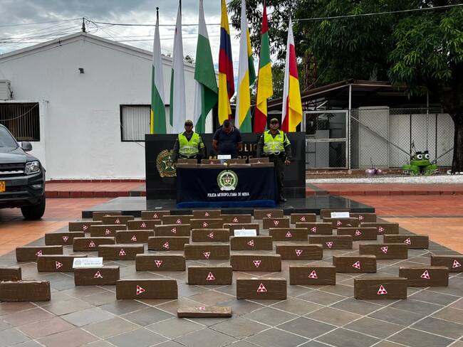 Erik Mauricio Javela quien presenta una sentencia condenatoria por el delito de Porté Ilegal de armas de Fuego, fue dejado a disposición de autoridad competente por el delito de Tráfico, fabricación o porte de estupefacientes, donde un juez de control de garantías, decidió cobijarlo con medida de aseguramiento en establecimiento carcelario.