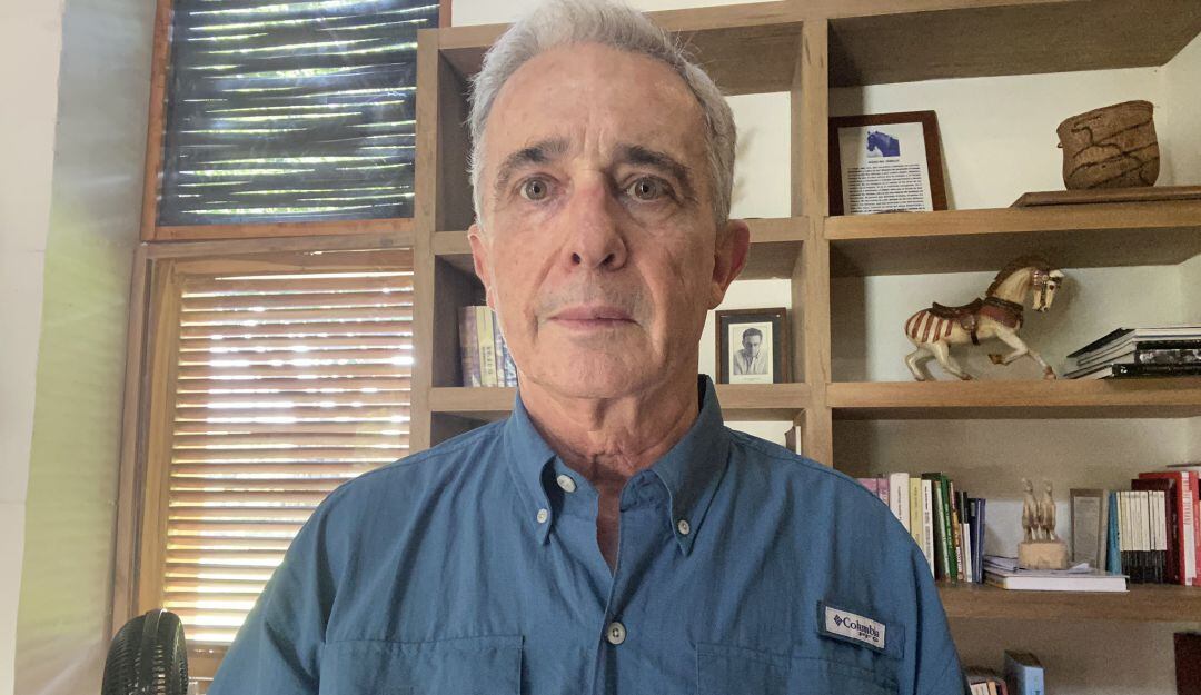 El expresidente Álvaro Uribe Vélez fue reseñado como preso por presunta manipulación de testigos el 12 de agosto de 2020