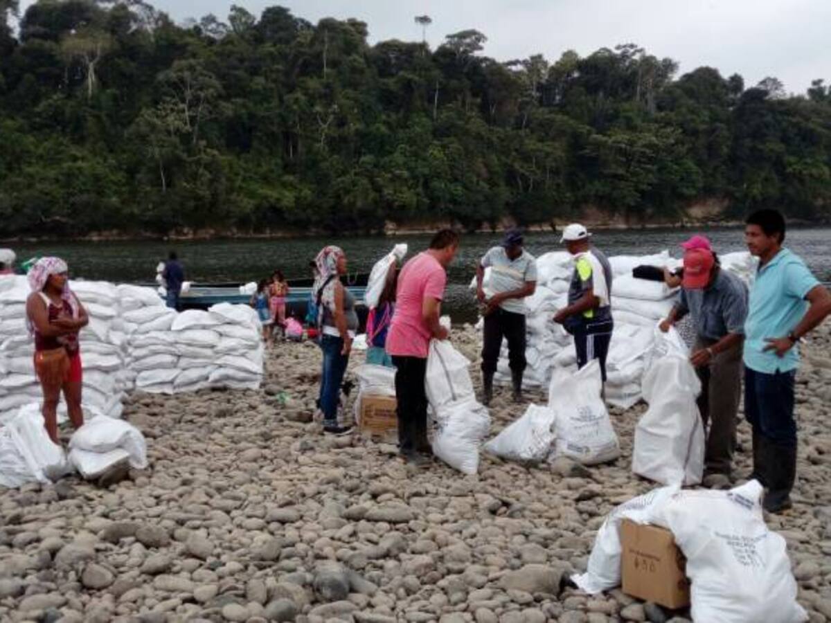 Entregan ayuda humanitaria a familias afectadas por el conflicto en la zona del Alto Mira en Tumaco