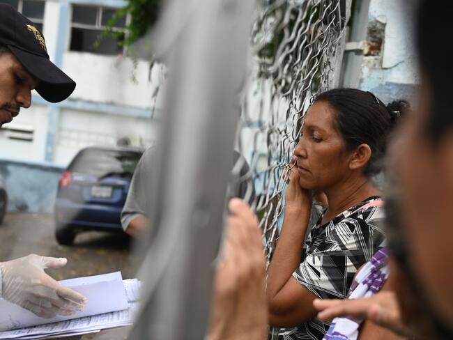 Familiares esperan frente a la morgue tras muerte de 29 presos en Venezuela