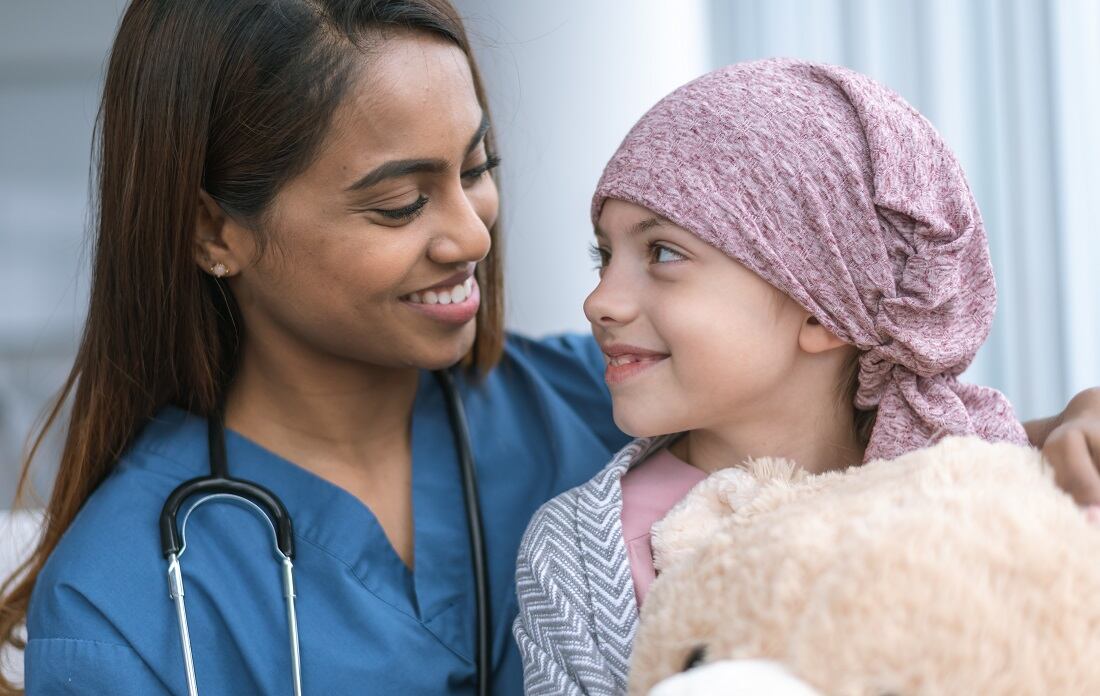 Campaña de la Liga Colombiana Contra el Cáncer: "Derribando Mitos". El Cáncer solo le da a los viejos. Falso, el cáncer puede ser diagnosticado en adultos, jóvenes o niños.