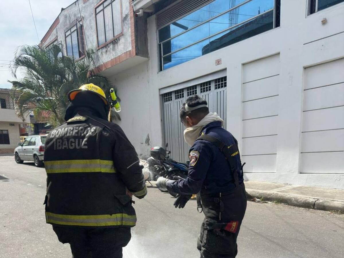 Bomberos de Ibagué atienden emergencia por derrame de sustancia química