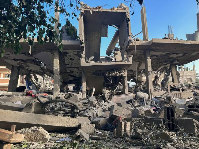 JERUSALÉN/RAFAH (GAZA Y CISJORDANIA), 24/04/2024.- Vista de los escombros tras el ataque a la casa de la familia Bahabsa en el que murieron 3 miembros. Los ataques israelíes contra la Franja de Gaza en las últimas 24 horas han dejado al menos 79 muertos y 86 heridos, según los datos proporcionados este miércoles por el Ministerio de Sanidad, controlado por Hamás. Así, la cifra total de muertos, desde el pasado 7 de octubre, llega ya a 34.262 y la de heridos a 77.229, la mayoría mujeres y niños. EFE/ EFE