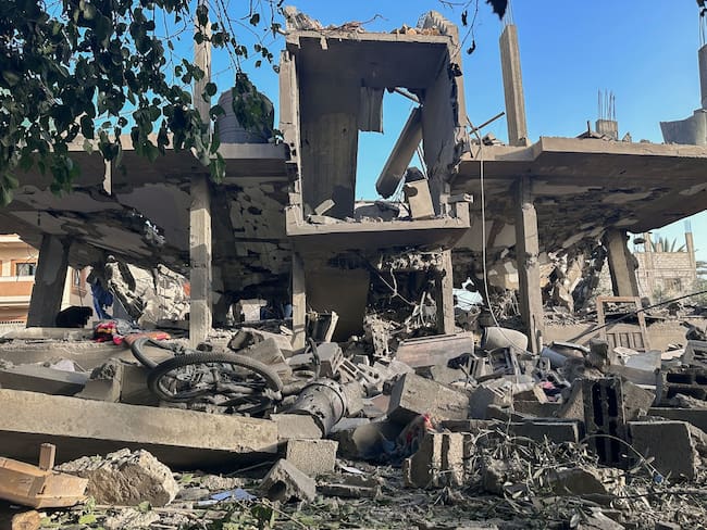 24/04/2024.- Vista de los escombros tras el ataque a la casa de la familia Bahabsa en el que murieron 3 miembros. Los ataques israelíes contra la Franja de Gaza en las últimas 24 horas han dejado al menos 79 muertos y 86 heridos, EFE/ EFE