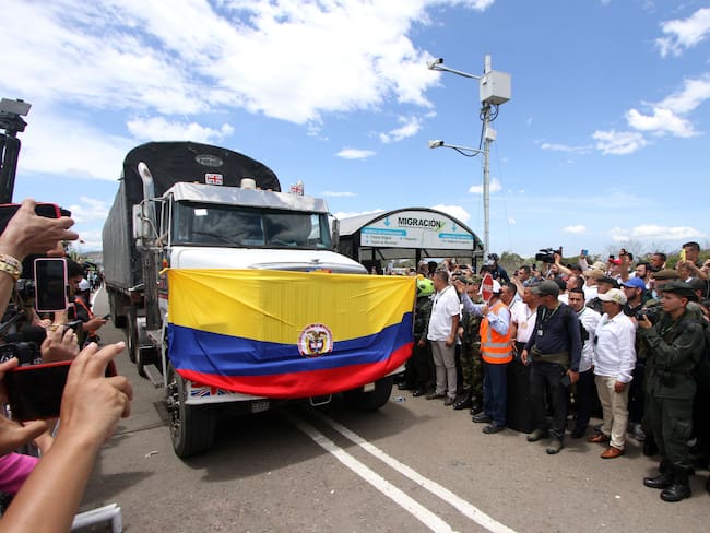 Camión de transporte colombiano cruzando la frontera hacia Venezuela.