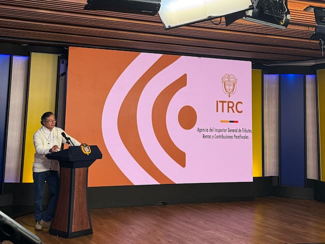 Petro denuncia red criminal en la Dian: congresistas involucrados en lavado de dinero y contrabando