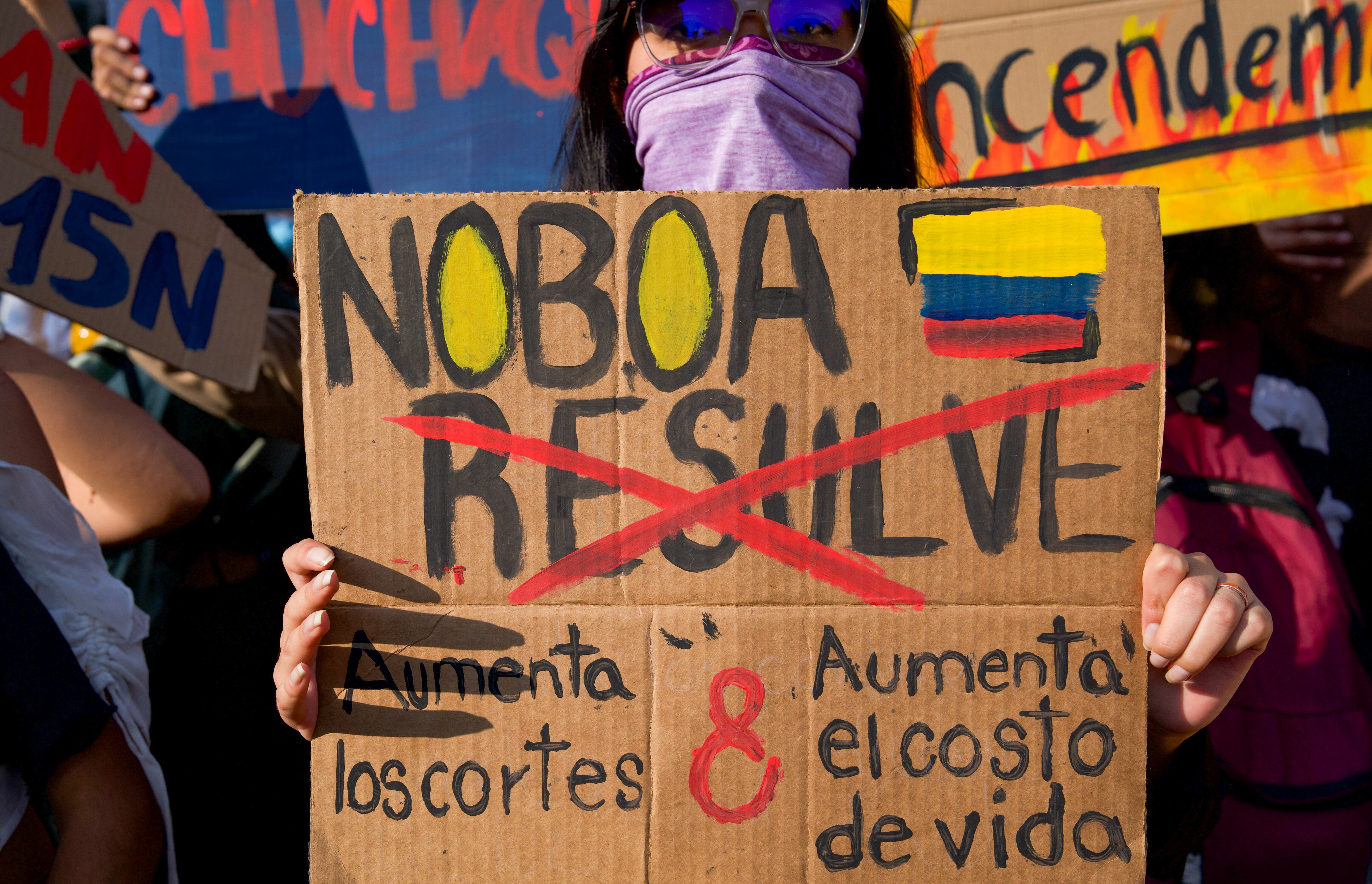 Una persona participa en una protesta contra el Gobierno del presidente, Daniel Noboa, debido a la situación energética en el país y los cortes de electricidad programados de hasta 12 horas a escala nacional, este viernes en Quito (Ecuador). EFE/ Vicente Costales