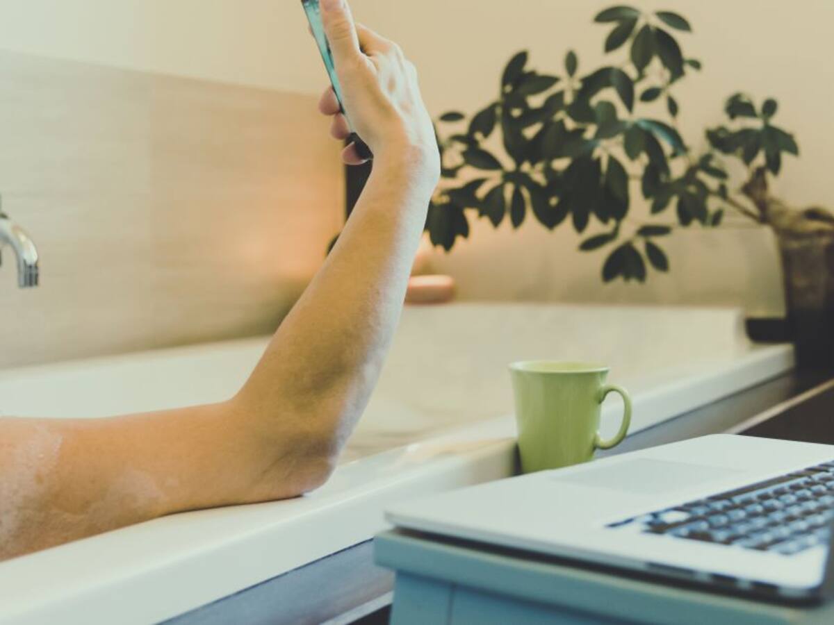 Cancelan matricula de estudiante por bañarse durante clase virtual