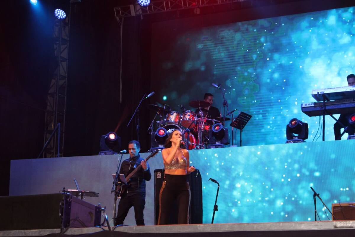 Sin importar la lluvia, las personas disfrutaron y cantaron junto con Mujeres a la Plancha.