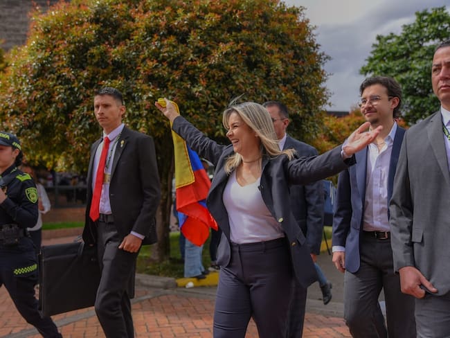 Vicky Dávila inscribe candidatura presidencial: “Abelardo pierde con Cepeda en todas las encuestas”