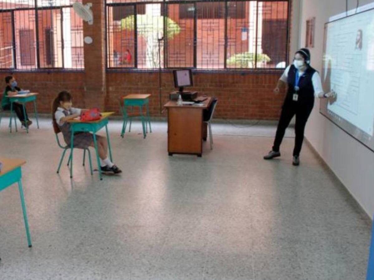Docentes serían sancionados si no asisten a las aulas