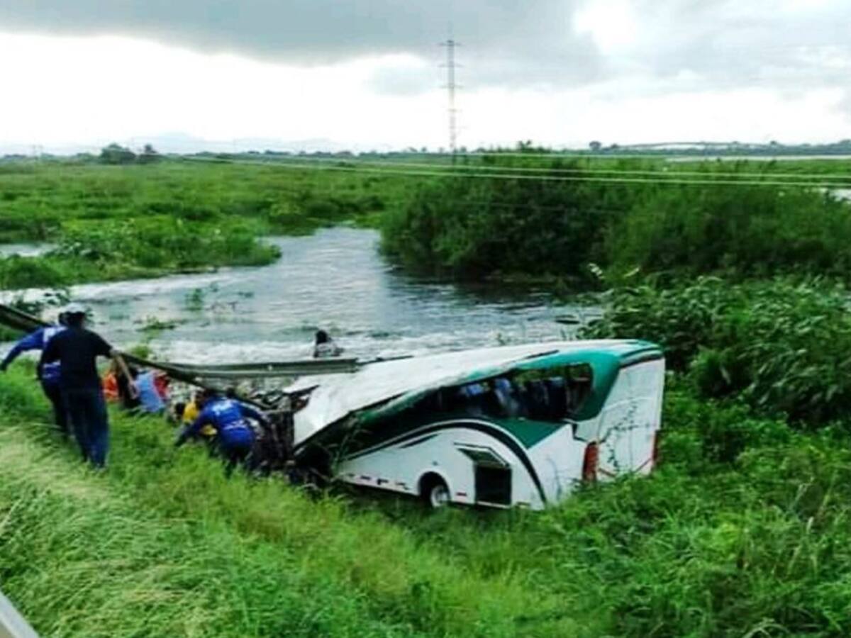 Bus de Malagana cayó desde un puente cerca a Gambote en Bolívar