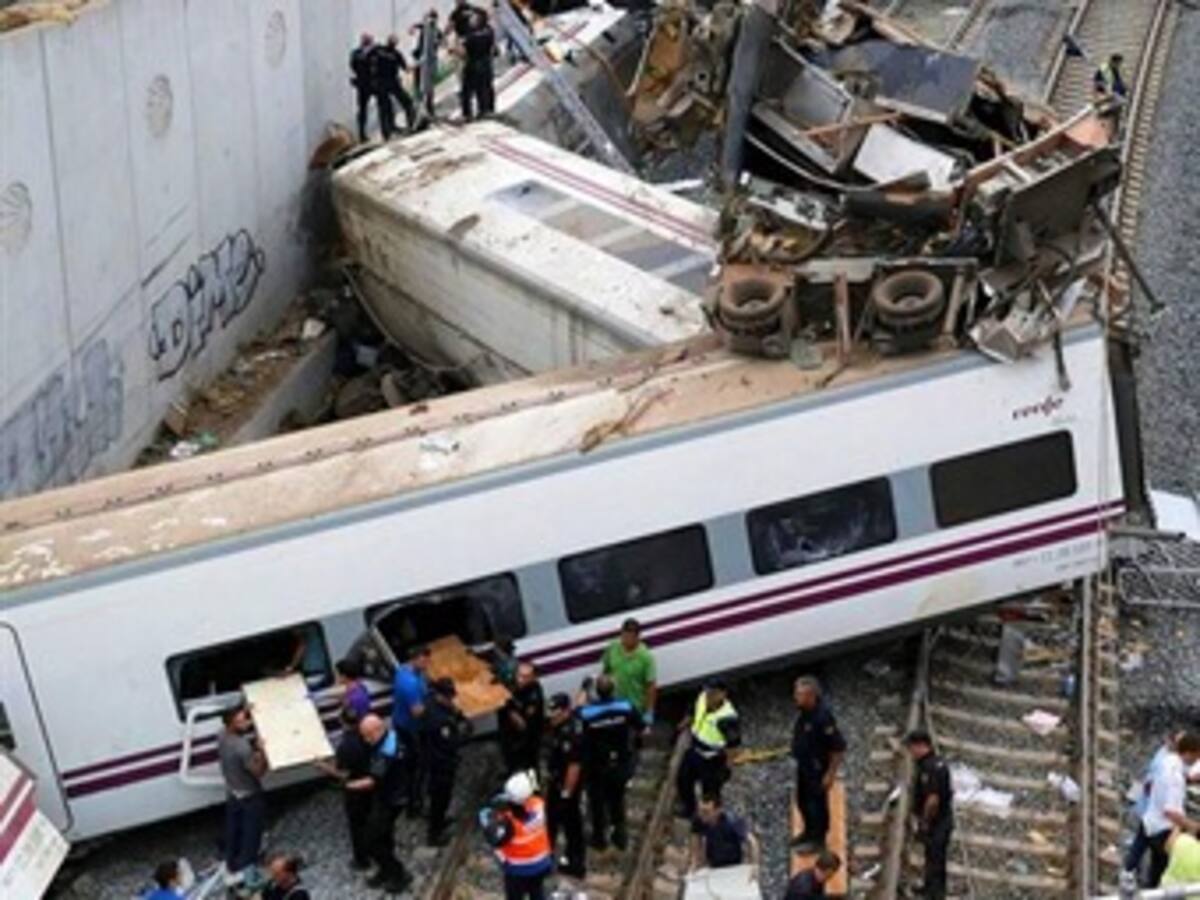 Sube a 80 el número de muertos por accidente de tren en Galicia