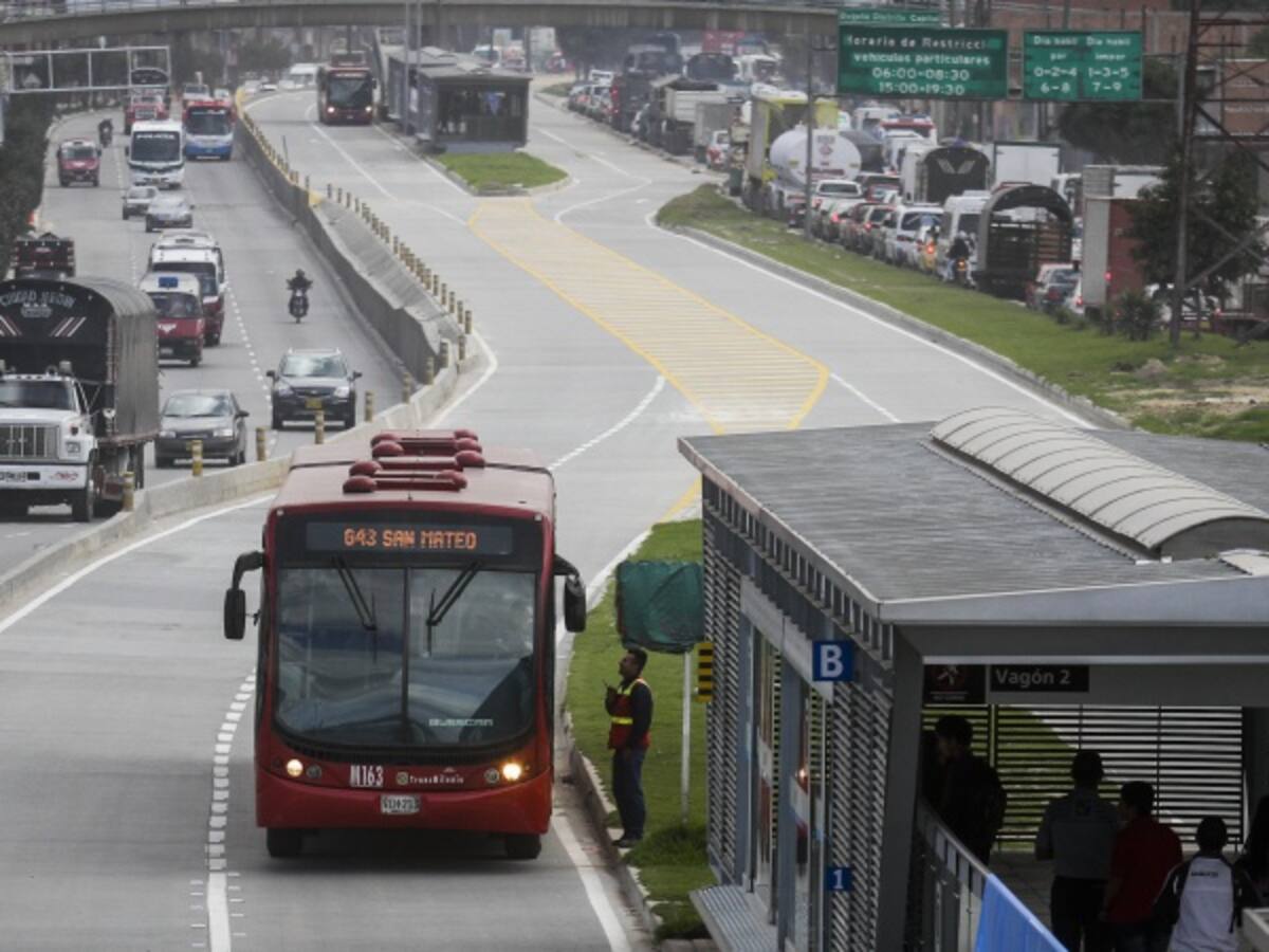 “Colatón” en estación San Mateo de Transmilenio dejó puertas dañadas