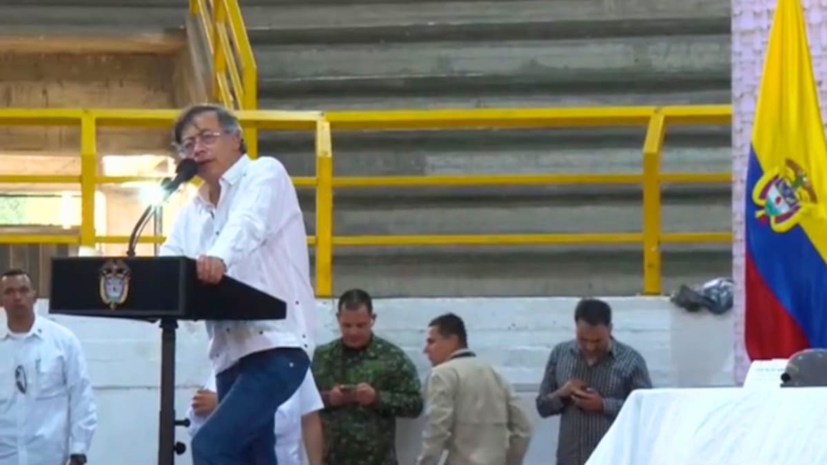 Petro señaló al expresidente Duque de apoyar a los paramilitares y a los cultivos ilícitos