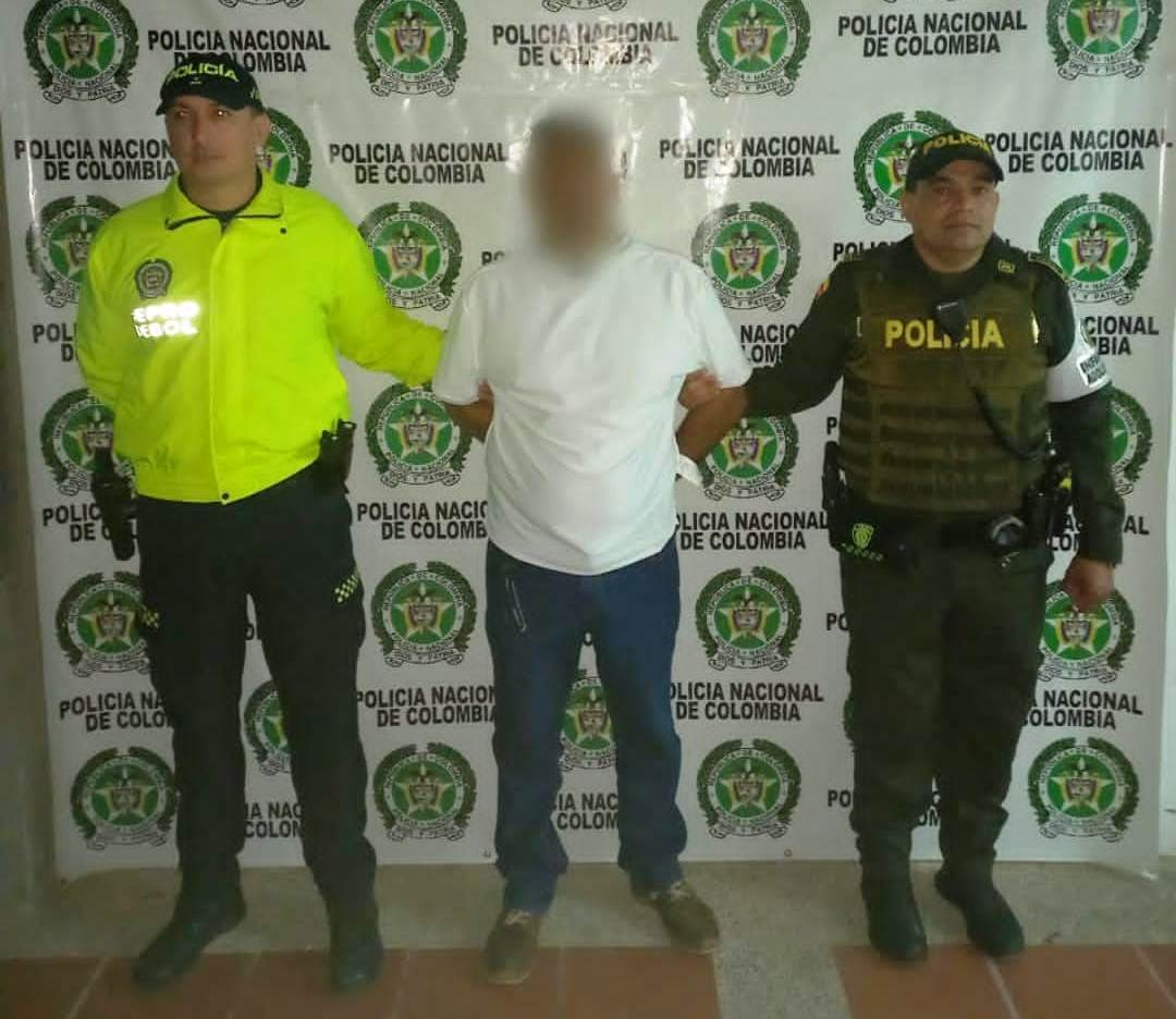 Gerente de un banco ofrecía dinero a menores de edad para prácticas sexuales