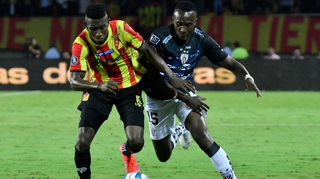 Eber Moreno de Pereira en un duelo con Beder Caicedo de Independiente del Valle (Photo by Gabriel Aponte/Getty Images)