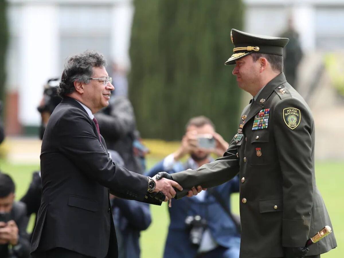 Petro pidió a la Policía avanzar en programa digital de seguridad ciudadana a través de celulares