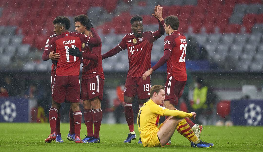 Los jugadores del Bayern Múnich festejan una de sus tres anotaciones sobre el Barcelona.