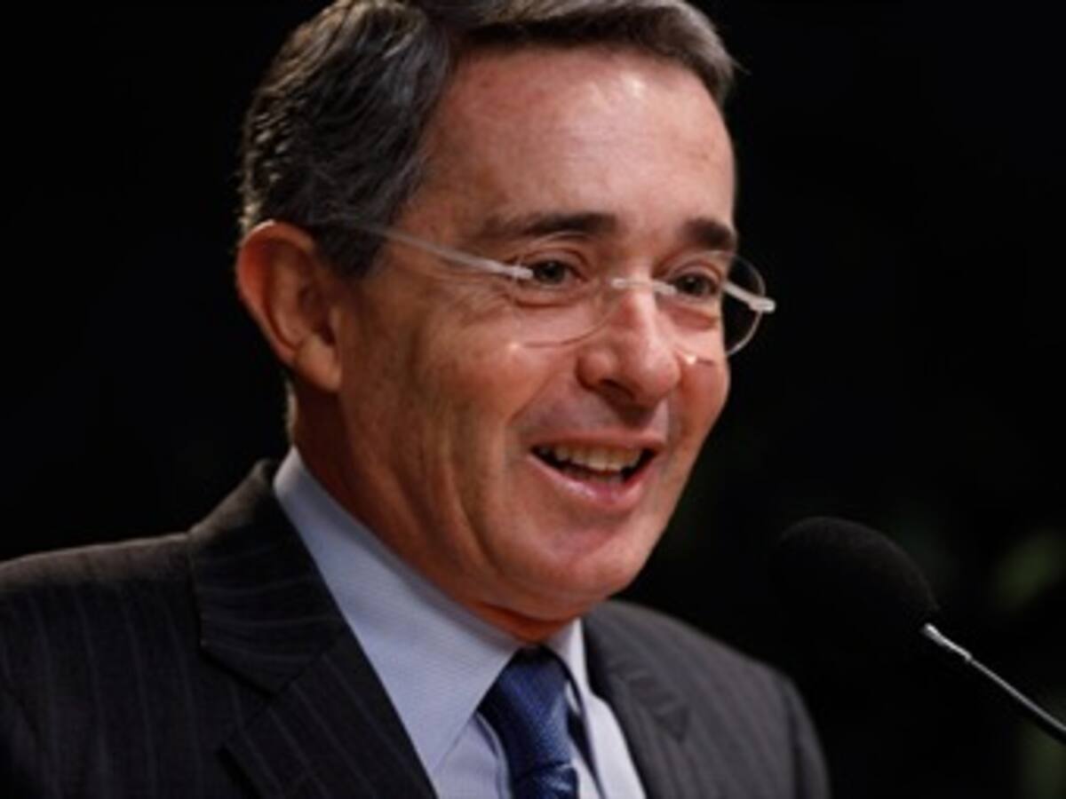 Uribe propone peajes para vehículos privados en Bogotá