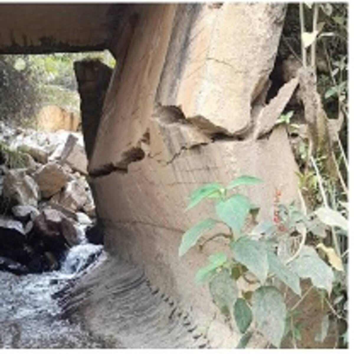 El puente de la vía principal del corregimiento Cedeño de Yarumal está a punto de colapsar