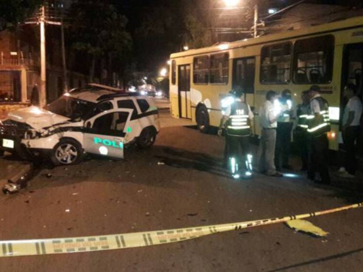 Dos personas heridas provoca choque de bus de Metrolínea y patrulla de la policía
