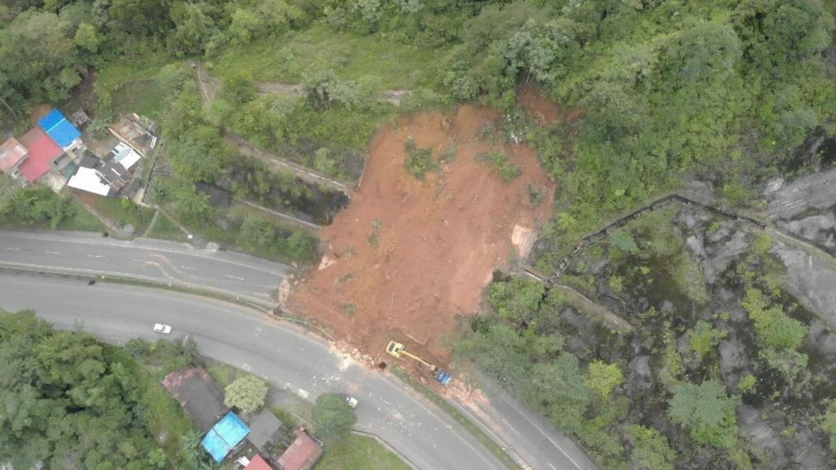 Sigue paso parcial en vía a Buenaventura por derrumbe