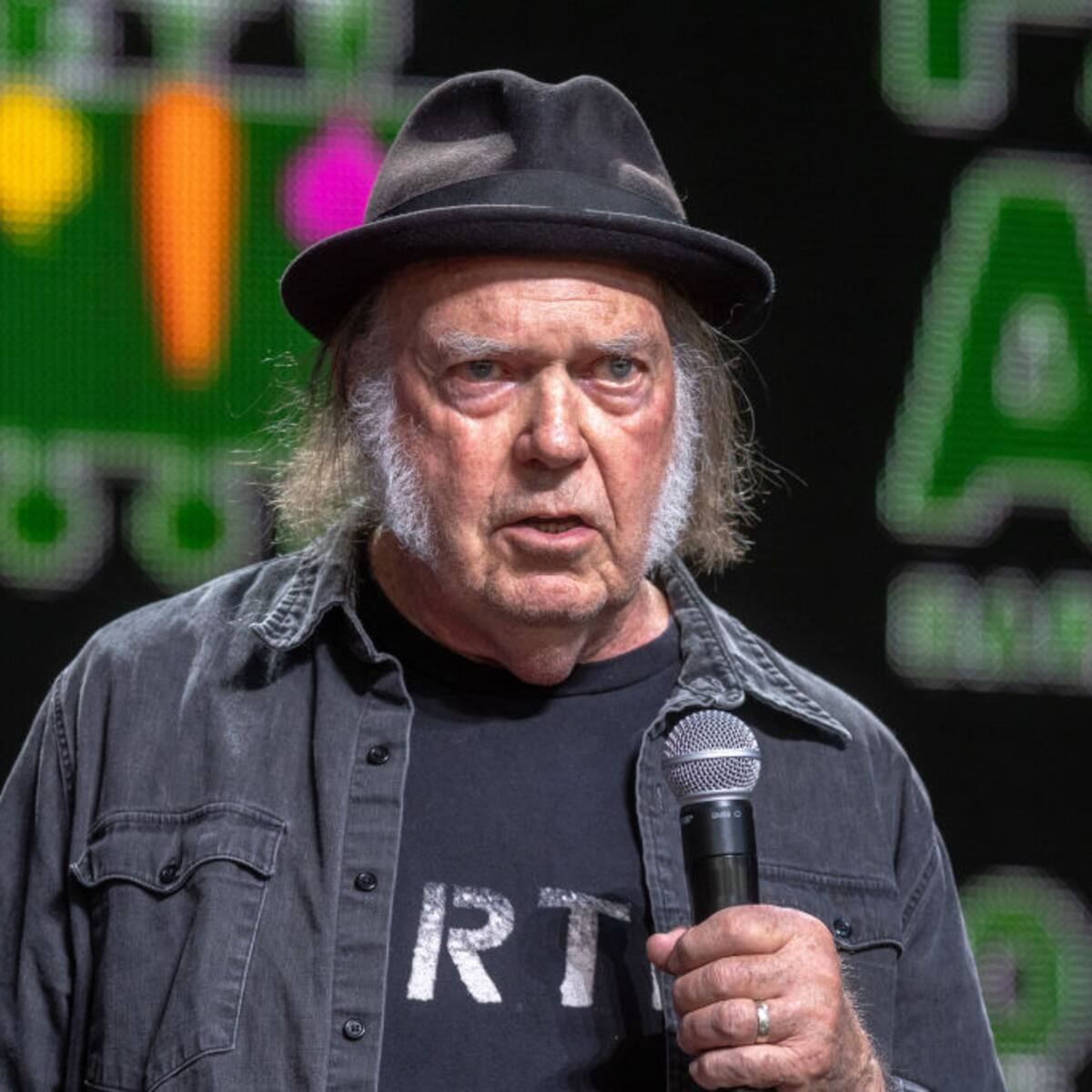 Neil Young regala su música al pueblo de Groenlandia en respuesta a las amenazas de Donald Trump