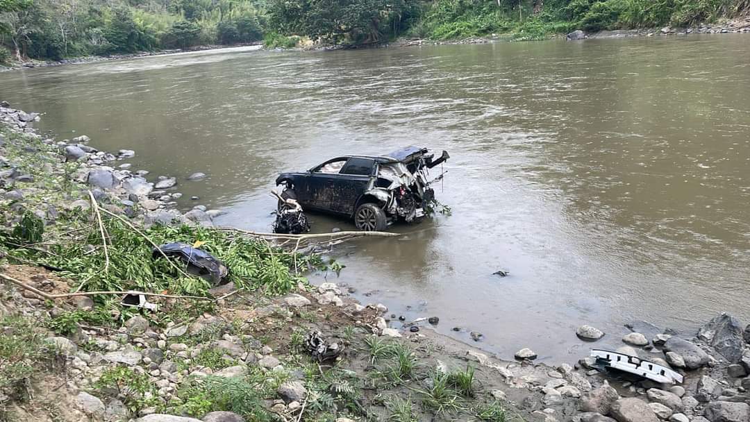Vehículo rodó cerca de 300 metros tras salir de la carretera