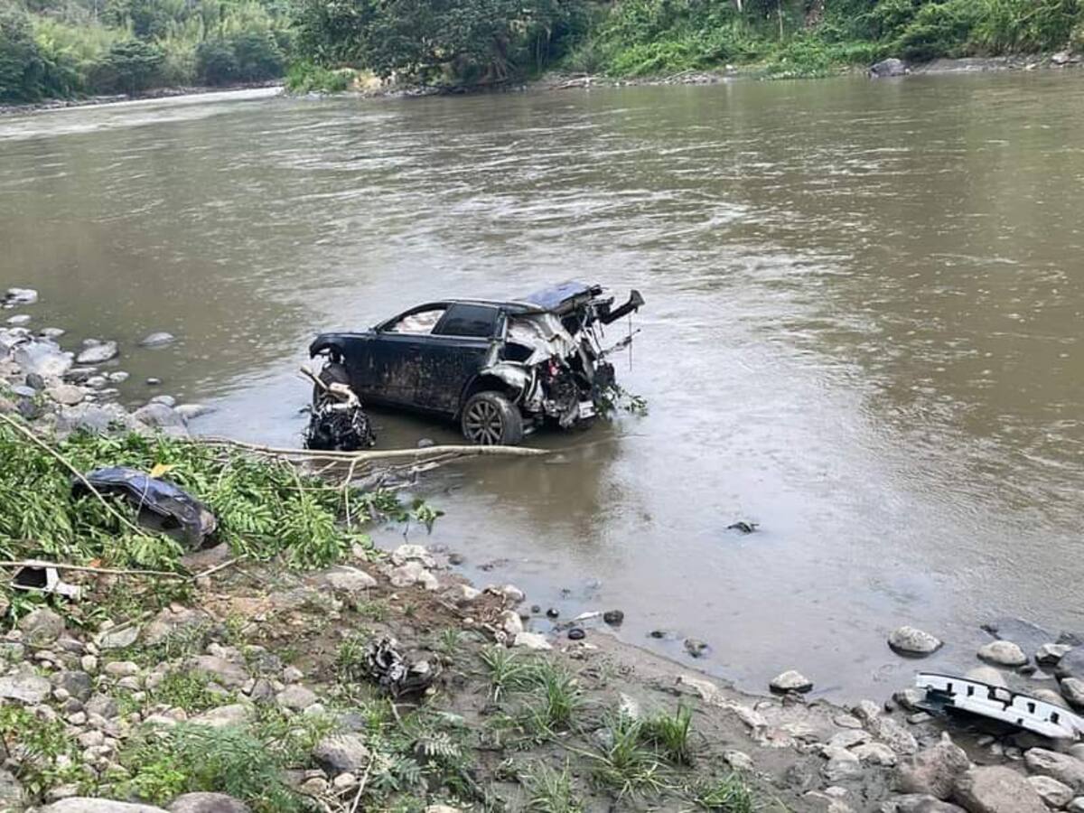 Un vehículo rodó por un abismo y cayó a las aguas del Río Cauca en Palestina
