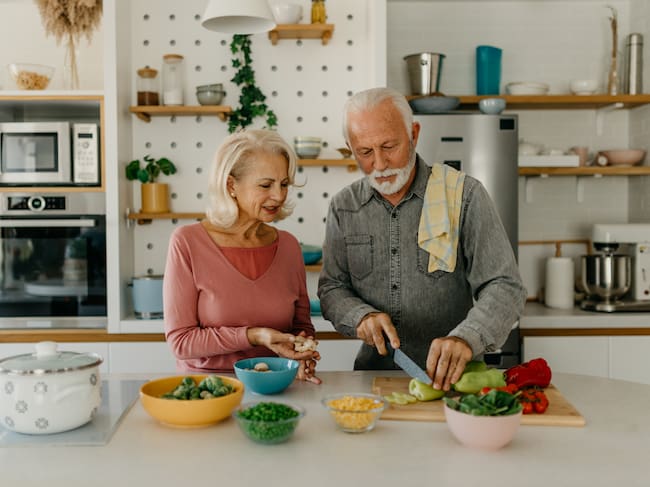 Imagen de referencia sobre alimentación en adultos mayores. / Getty Images
