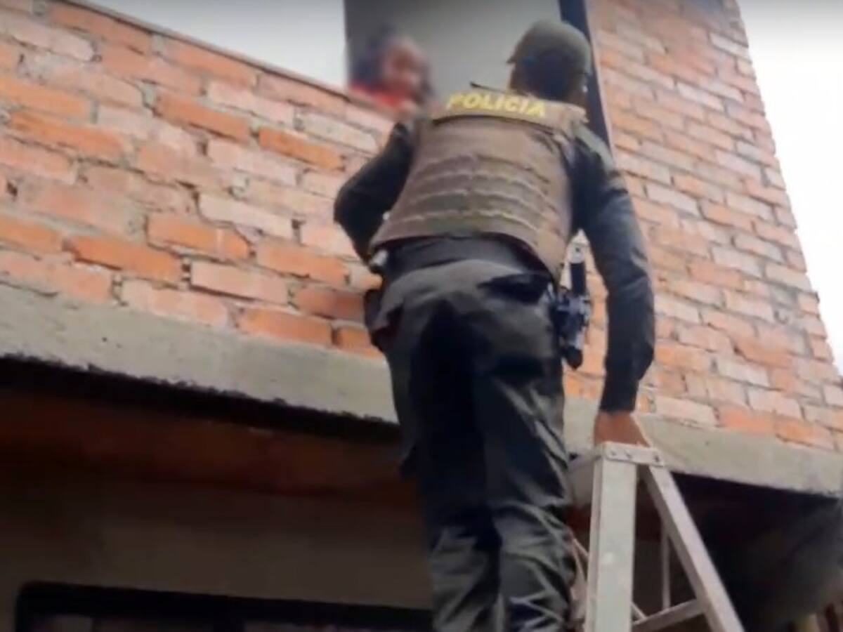 Niña estuvo a punto de caer de un segundo piso; la mamá fue encontrada alicorada