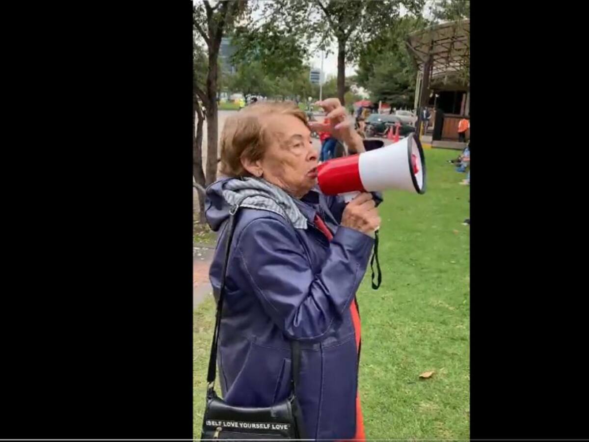 Abuelita uribista convocó un plantón en Bogotá, pero nadie asistió