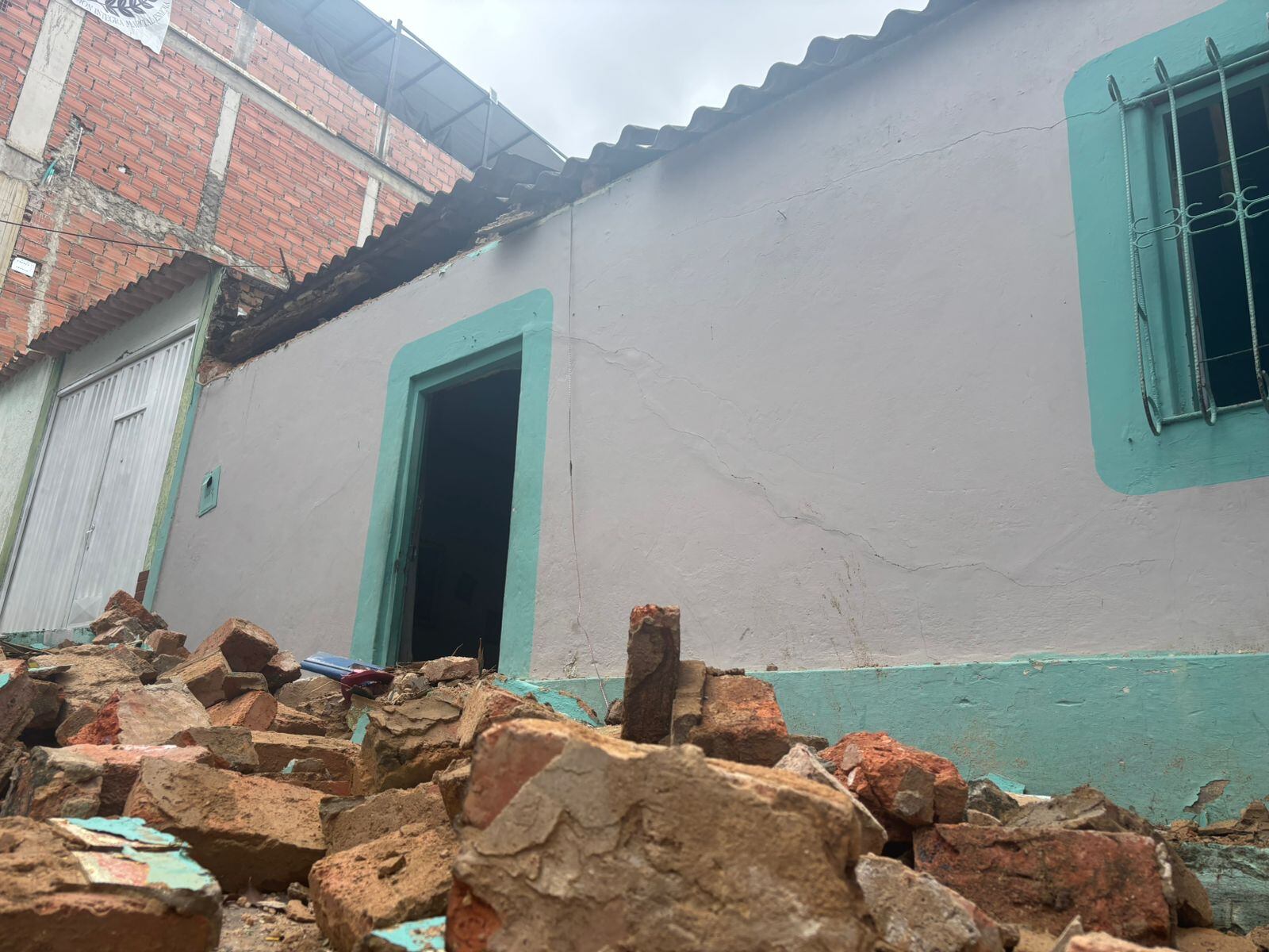Emergencia por lluvias en Cúcuta: una vivienda colapsó en Barrio Nuevo. 