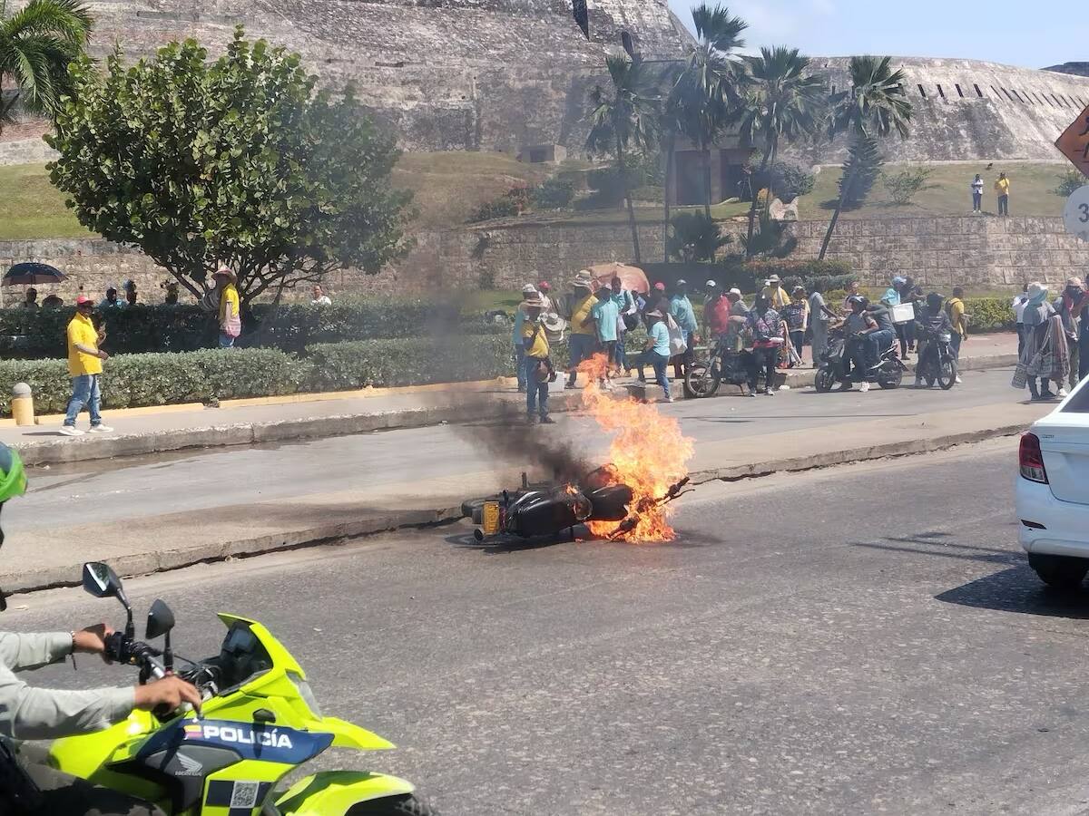 Comunidad incineró moto de presuntos atracadores en Cartagena