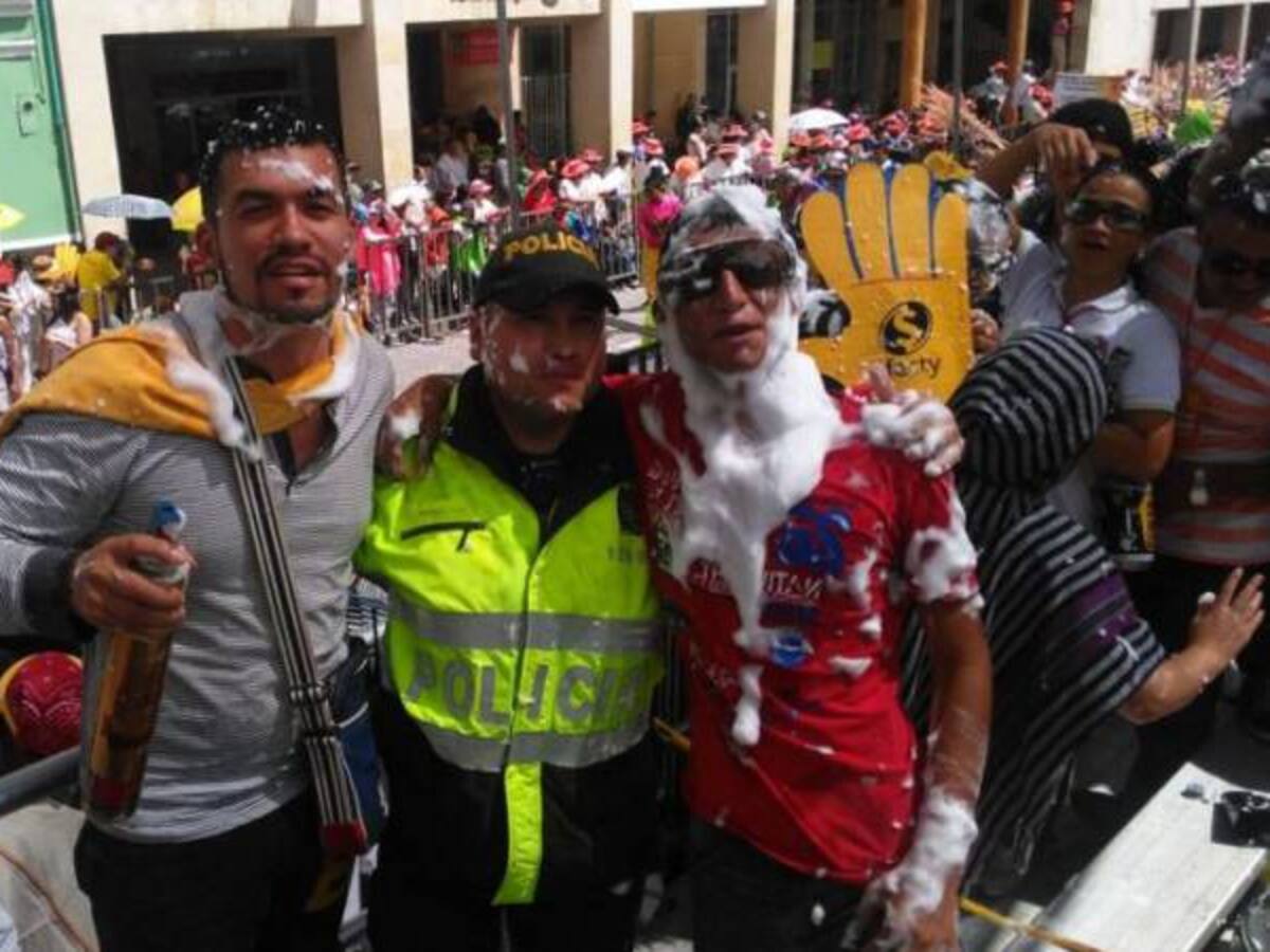 Policía de Pasto se contagia del espíritu de los carnavales