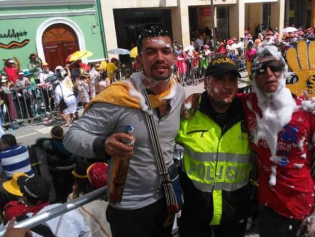 Policía de Pasto se contagia del espíritu de los carnavales
