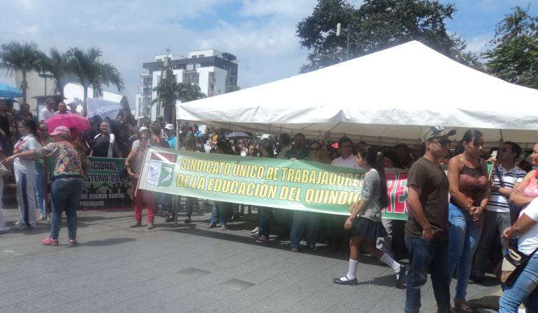 Abogados asesoran a los maestros en el cumplimiento de las demandas al departamento.