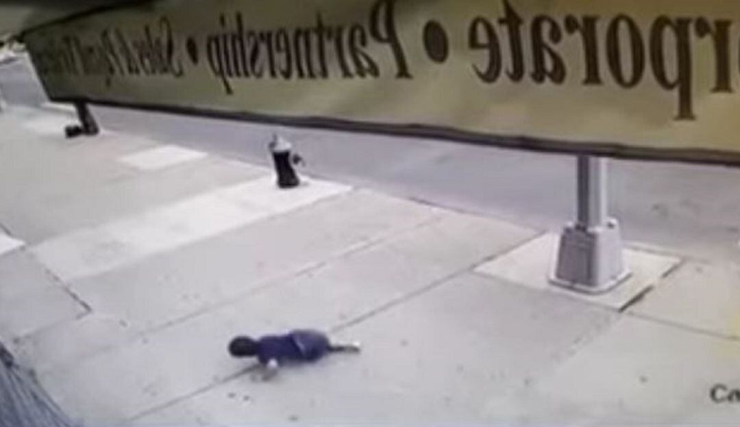 ¡Milagro! Niño que cayó de un 5 piso sobrevivió al golpe