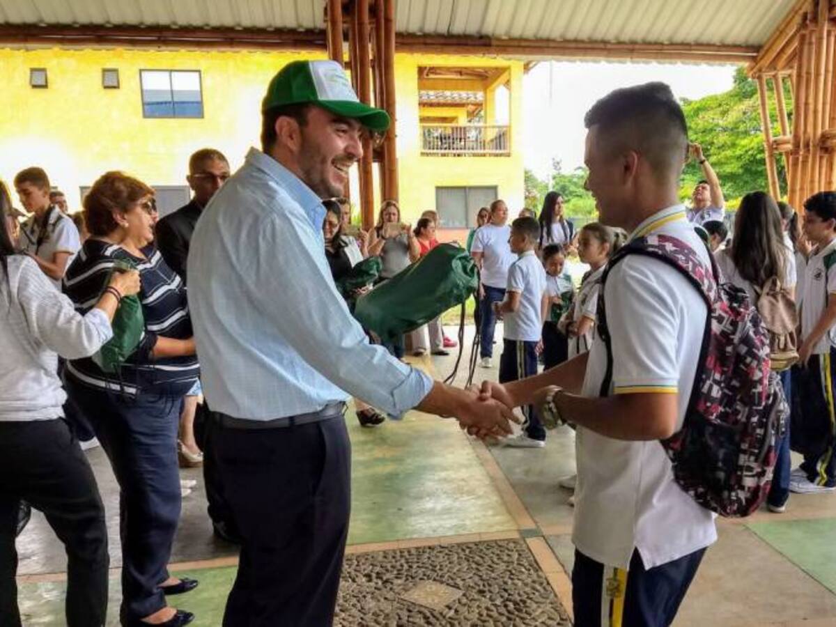 Colegios públicos y privados unidos para fortalecer el bilingüismo