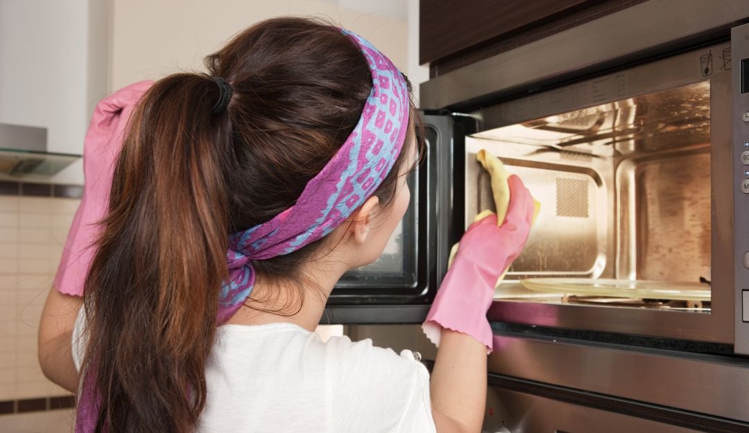 Trucos prácticos y baratos para limpiar su microondas en cuestión de minuto
