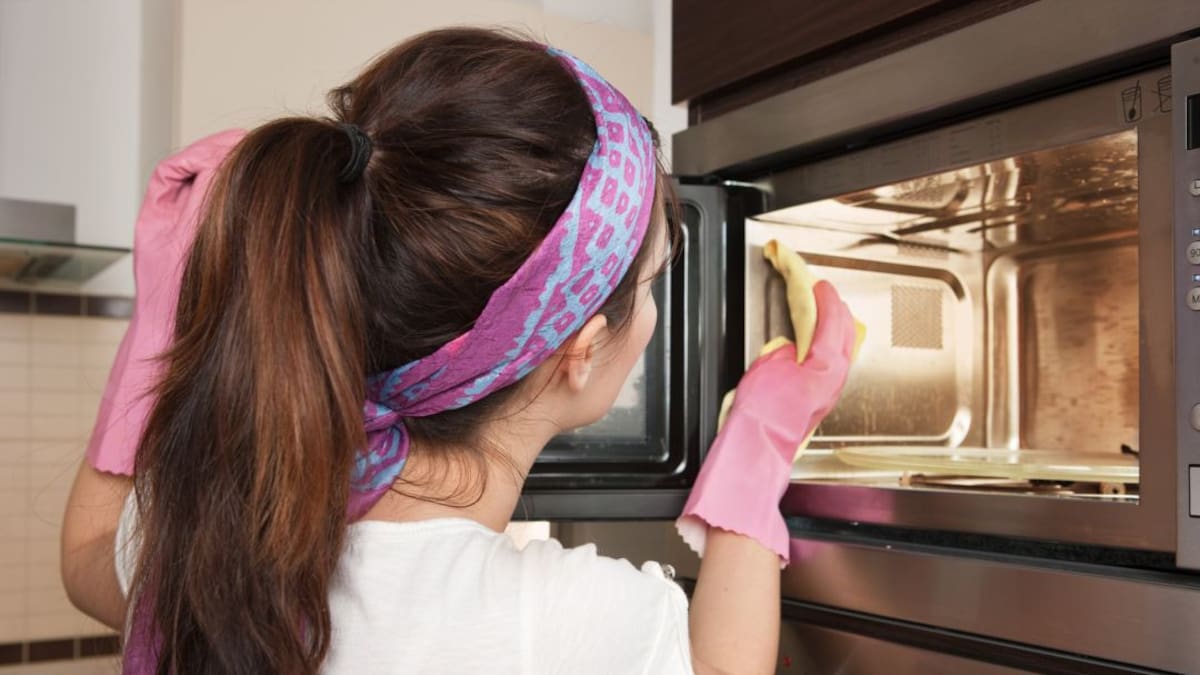 Trucos prácticos y baratos para limpiar su microondas en minutos