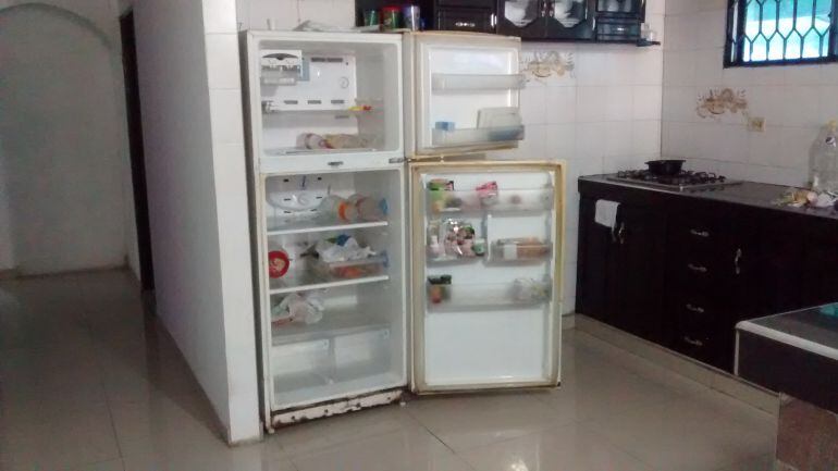 La nevera de la familia Villanueva permanece abierta porque no se pude conectar.