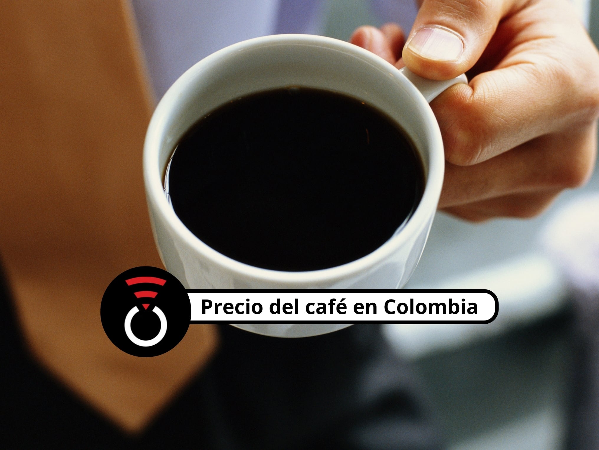 De fondo: hombre tomando una taza de café con su mano, haciendo plano picado hacia esta. (Crédito: Getty Images)