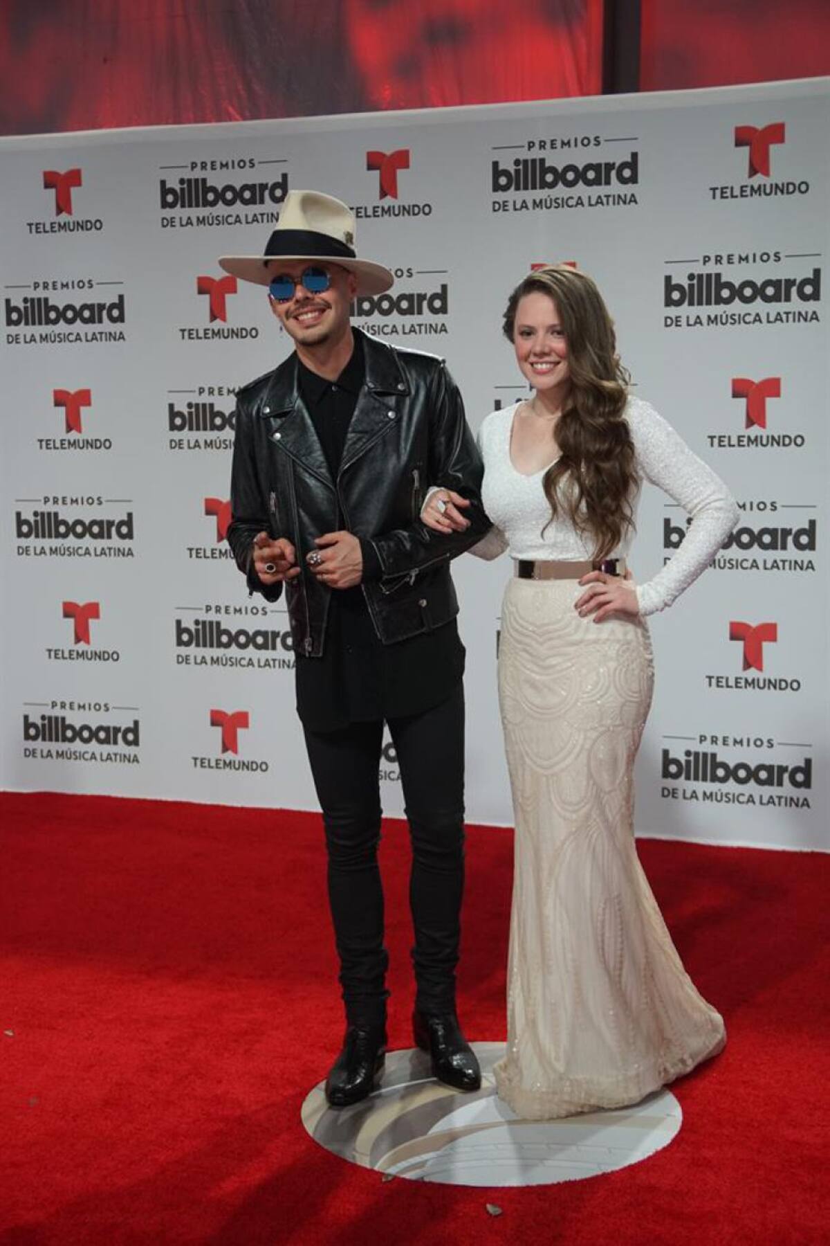 El dúo mexicano Jesse y Joy posa a su llegada para la entrega de los Premios Billboard