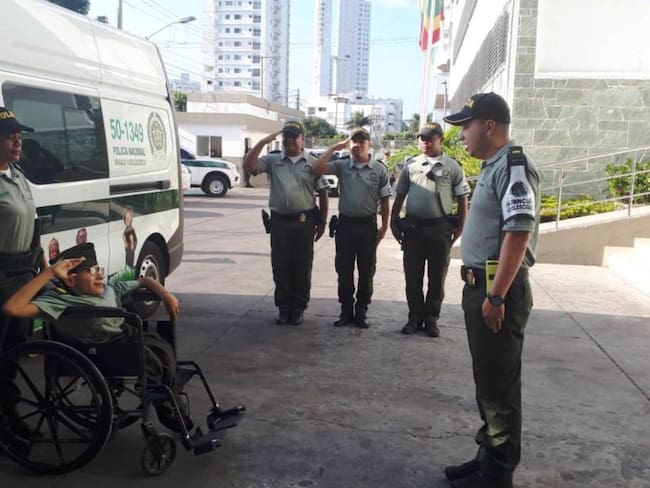 Policía de Cartagena dona silla de ruedas a joven con ´huesos de cristal´